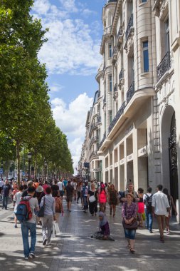 Alışveriş insanlara Champs Elysees Paris, Fransa