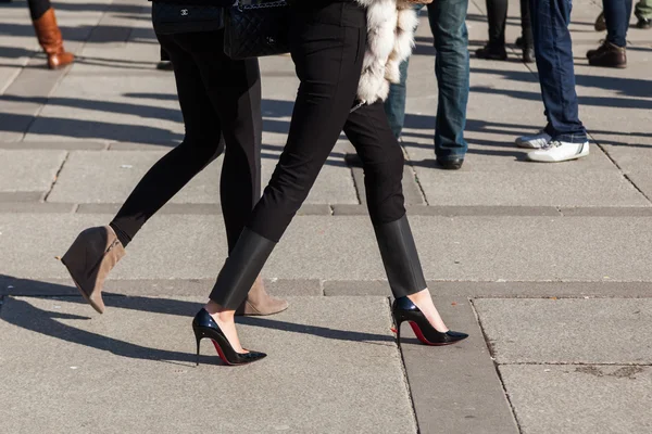 Modieuze vrouwen lopen in de stad — Stockfoto