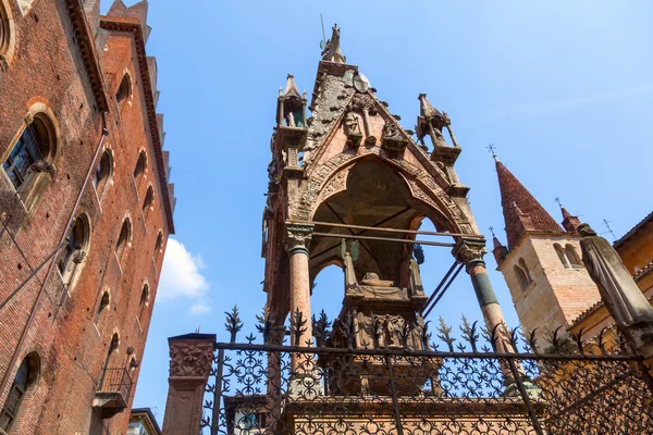 Grab von Mastino II eines der Skaligergräber, gotische Grabdenkmäler der Skaligerfamilie, die im Mittelalter in Verona herrschte — Stockfoto