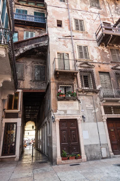 Edificios antiguos en el casco antiguo de Verona, Italia — Foto de Stock