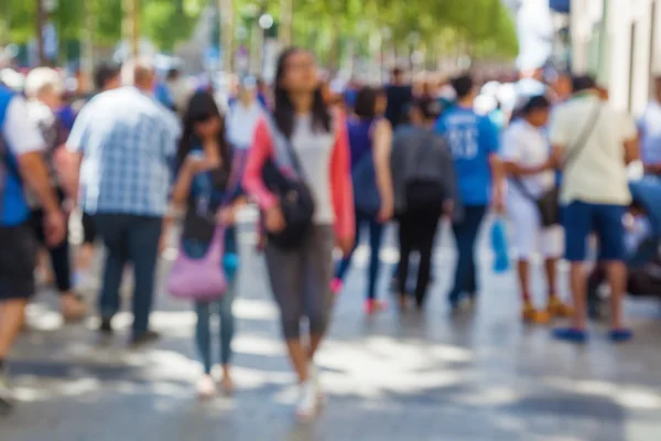 Folle di persone in città fuori fuoco — Foto Stock