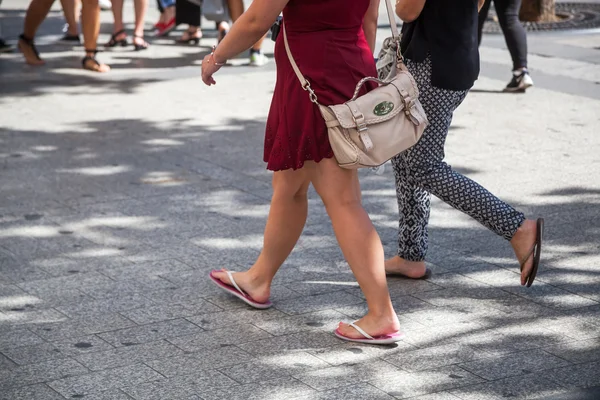 Магазинные женщины, гуляющие по городу — стоковое фото