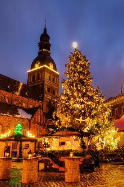 Mercado de Navidad en el casco antiguo de Riga, Letonia — Foto de Stock