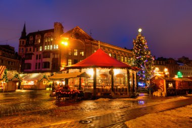 Eski kasaba Riga ile Noel Pazar geceleri