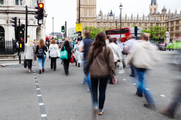 Gente en movimiento borrosa cruzando una calle cerca de Westminster Palace en Londres, Reino Unido —  Fotos de Stock