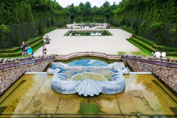 Fontány v zahradě paláce ve Versailles v Versailles, Francie — Stock fotografie