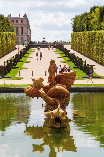 Golden sculptures in the gardens of the Palace of Versailles — Stock Photo, Image