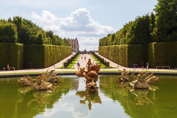 Fuente en los jardines del Palacio de Versalles en Versalles, Francia —  Fotos de Stock