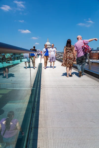 Sul Millennium Bridge di Londra, Regno Unito — Foto Stock