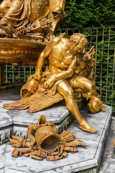 Golden sculptures in the gardens of the Palace of Versailles — Stock Photo, Image