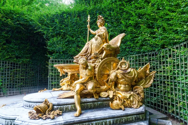 Golden sculptures in the gardens of the Palace of Versailles — Stock Photo, Image