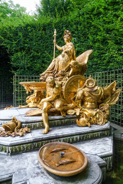 Golden sculptures in the gardens of the Palace of Versailles — Stock Photo, Image