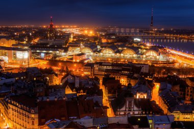 Riga, Letonya, havadan görünümü geceleri