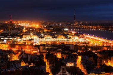 Riga, Letonya, havadan görünümü geceleri