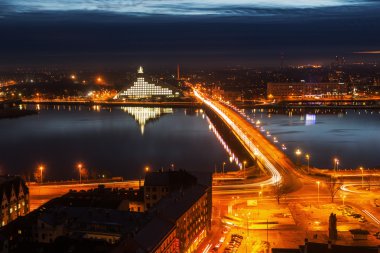 Riga, Letonya, havadan görünümü geceleri