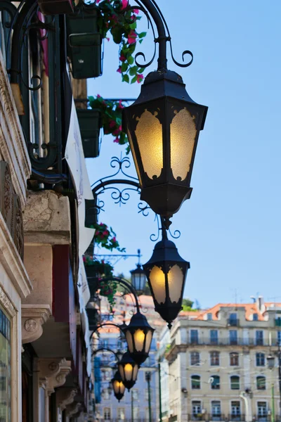 Antieke lampen in de oude binnenstad van Lissabon, Portugal — Stockfoto