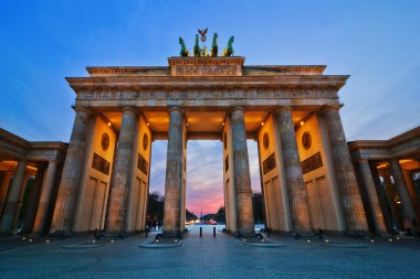 Şafakta Berlin Brandenburg Kapısı