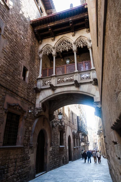 Archway in de historische gotische wijk in Barcelona, Spanje Spanje — Stockfoto