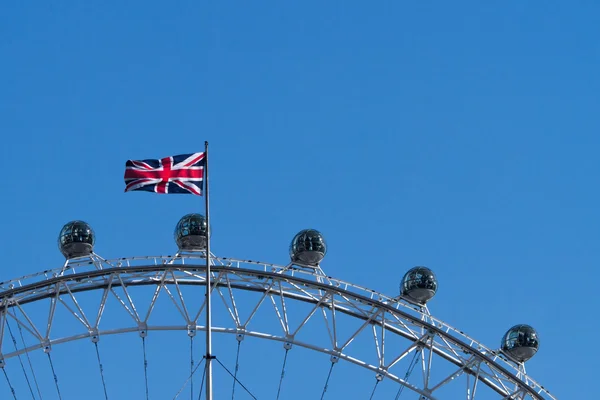 London Eye con bandera británica contra un cielo azul —  Fotos de Stock