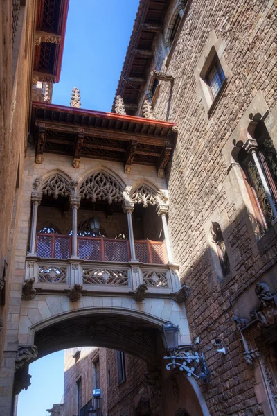 Historiska archway i den historiska gotiska stan i Barcelona, Spanien — Stockfoto