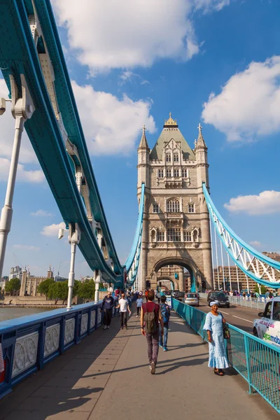 Op de Tower Bridge in Londen, Verenigd Koninkrijk — Stockfoto