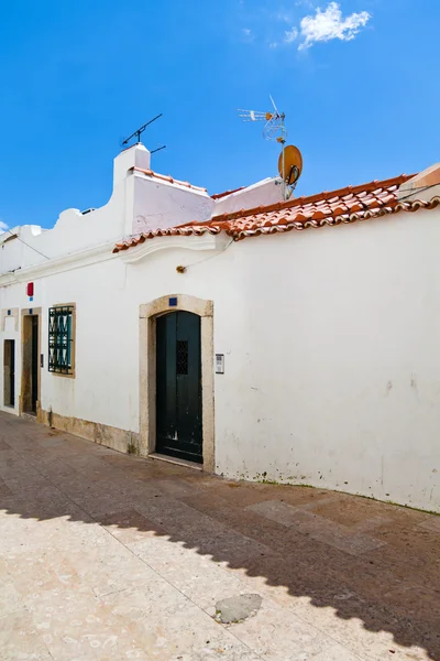 Malerische weiß gestrichene Häuser auf einem Hügel in lissabon, portugal — Stockfoto