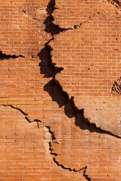 Parede de tijolo rachado artístico — Fotografia de Stock