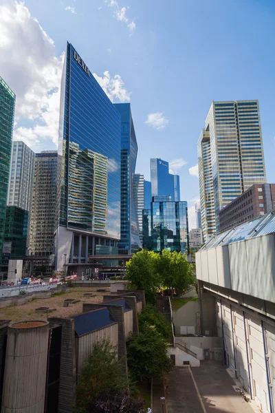 Moderní mrakodrap ve čtvrti La Défense v Paříž, Francie — Stock fotografie