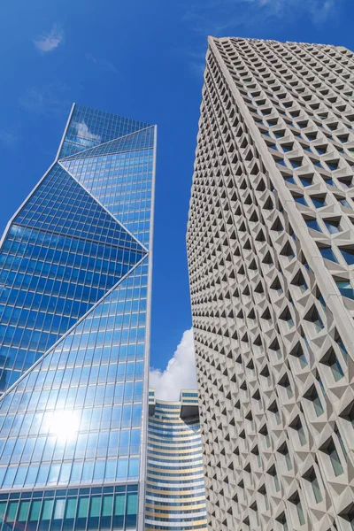 Rascacielos moderno en el barrio de La Defense en París, Francia — Foto de Stock