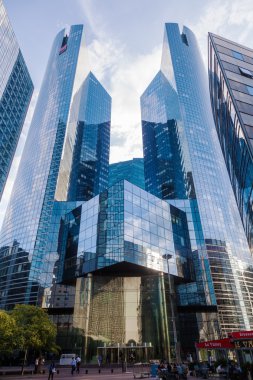 Modern mimarinin finans bölgesine La Defense, Paris, Fransa