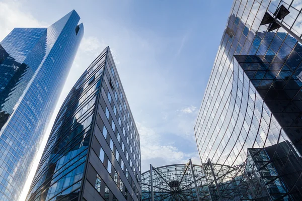 Arquitetura moderna no distrito financeiro La Defense em Paris, França — Fotografia de Stock