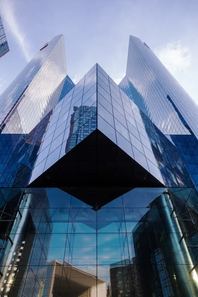 Moderní architektura ve finanční čtvrti La Défense v Paříž, Francie — Stock fotografie