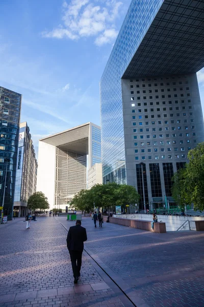 Modern arkitektur i finansdistriktet La Défense i Paris, Frankrike — Stockfoto