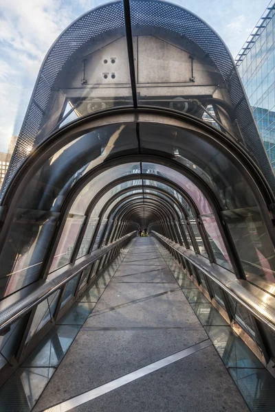 Moderne Fußgängerbrücke im Finanzviertel la Defense in Paris, Frankreich — Stockfoto