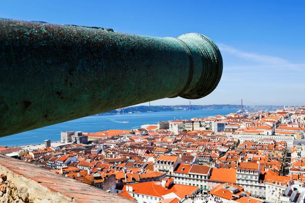 Lizbon, Portekiz şehrin havadan görünümü ile savaş topu — Stok fotoğraf