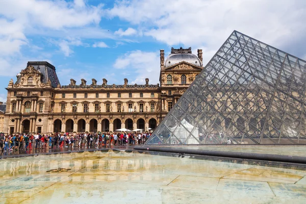 Музей Лувра в Париже, Франция — стоковое фото