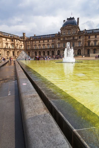 フランス・パリのルーブル美術館 — ストック写真