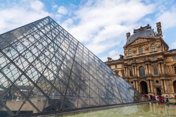 Louvre Museum i Paris, Frankrike – stockfoto