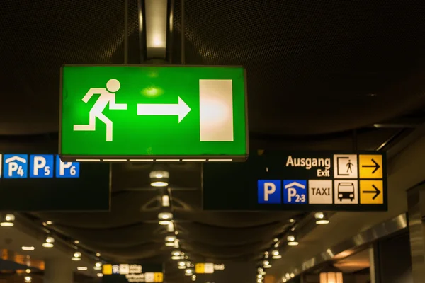 Notausgangsschild am Flughafen — Stockfoto