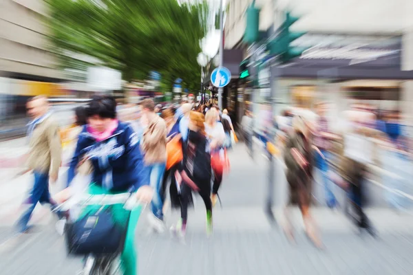 Gente en la ciudad cruzando la calle con efecto zoom creativo — Foto de Stock