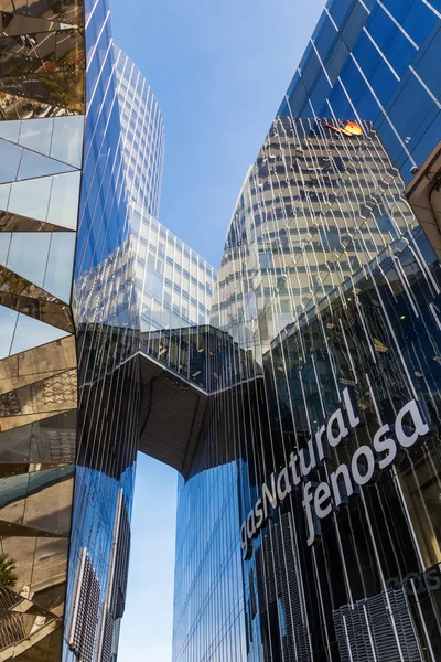 Moderno edificio de oficinas del Grupo Gas Natural en Barcelona, España — Foto de Stock