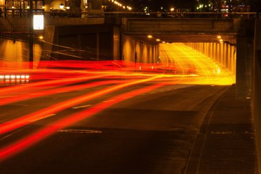 Bir tünel trafikte gece