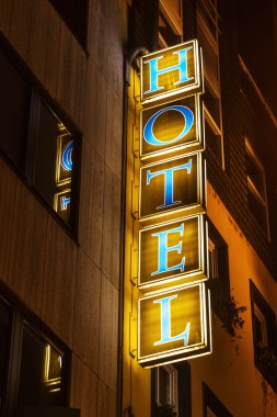 Geceleri otel işareti aydınlatıldı