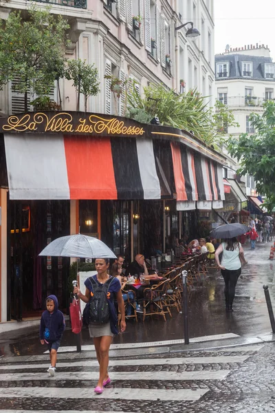 Jour de pluie dans le quartier historique de Montmartre à Paris, France — Photo