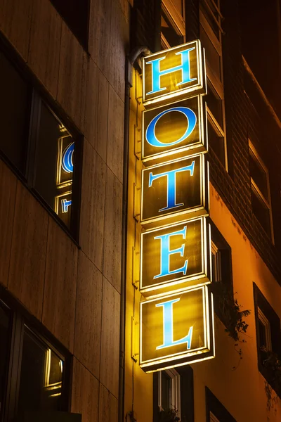 Panneau éclairé de l'hôtel la nuit — Photo