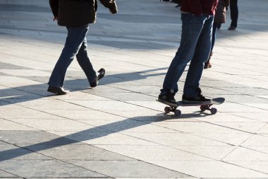 Yaya ve şehrin hamlesinde patenci