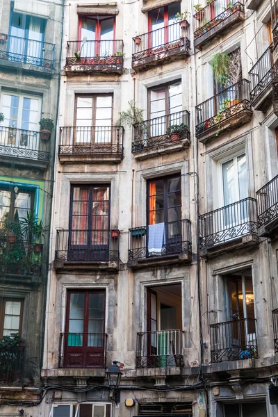 スペイン、バルセロナのゴシック地区の典型的な古い家の正面 — ストック写真
