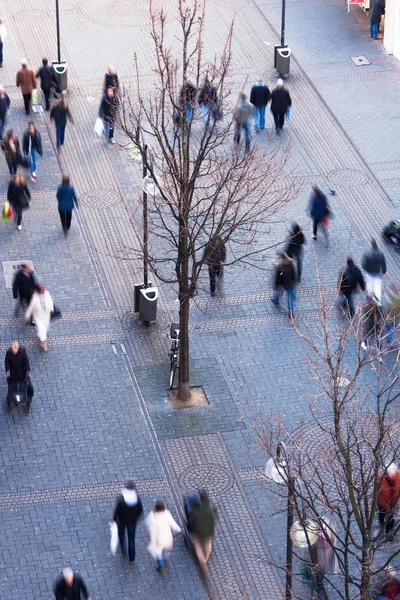 Letecký pohled na nakupování lidí v pohybu rozostření v pěší zóně — Stock fotografie