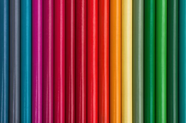 bir satırda renkli kalemler