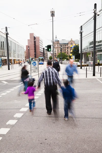 Family in motion blur crossing a street in Frankfurt am Main, Germany — Stock Photo, Image